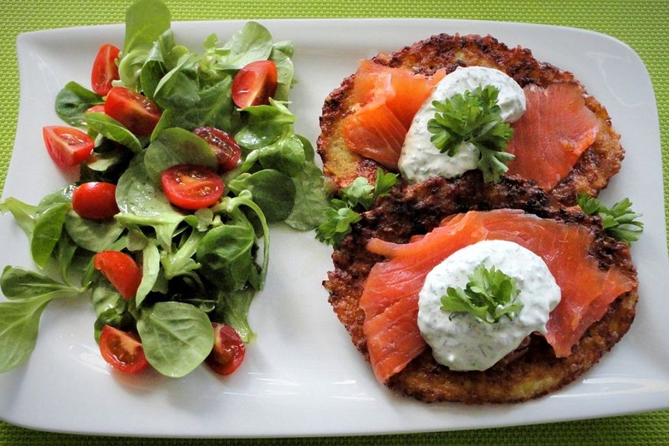 Reibekuchen mit Lachs und Crème fraiche