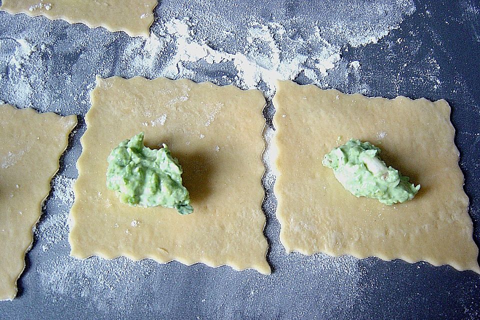 Tortellini mit Hühnchen, getrocknete Tomaten - Knoblauch - Füllung