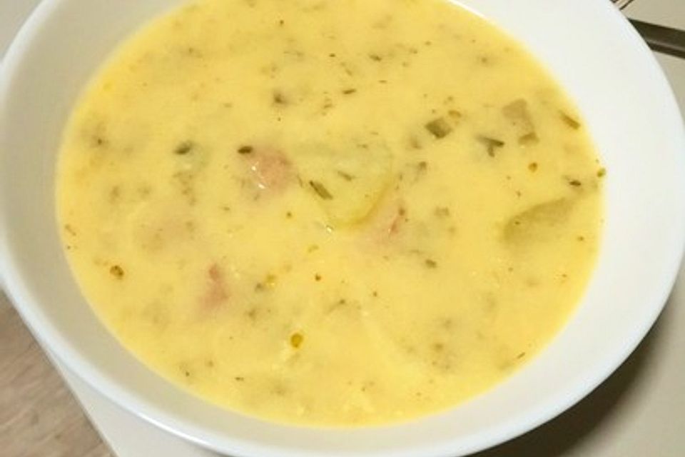 Gurkensuppe mit frischer Bratwurst