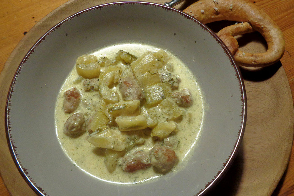 Gurkensuppe mit frischer Bratwurst