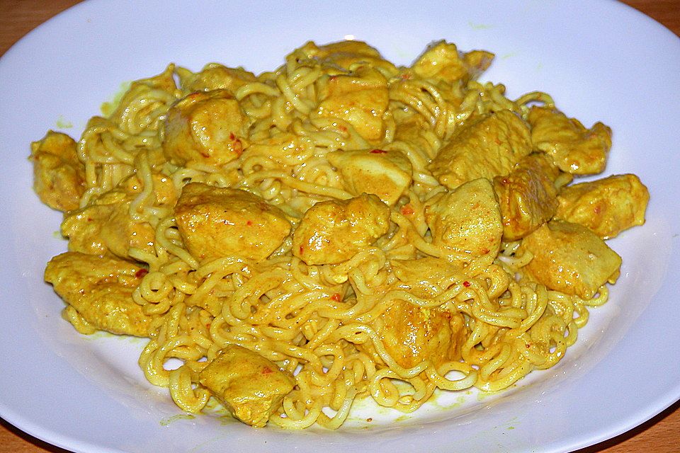 Mie-Nudeln mit Hähnchen-Currysauce