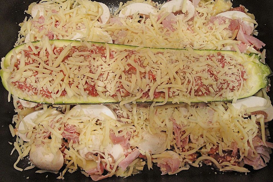 Zucchini gefüllt mit Hackfleisch und Käse überbacken