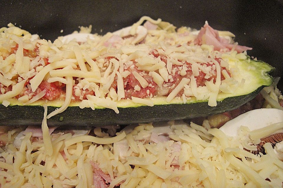 Zucchini gefüllt mit Hackfleisch und Käse überbacken