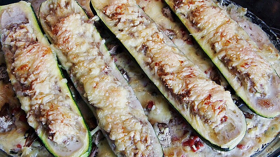 Zucchini gefüllt mit Hackfleisch und Käse überbacken von UweL Zucchini gefüllt mit Hackfleisch und Käse überbacken von UweL