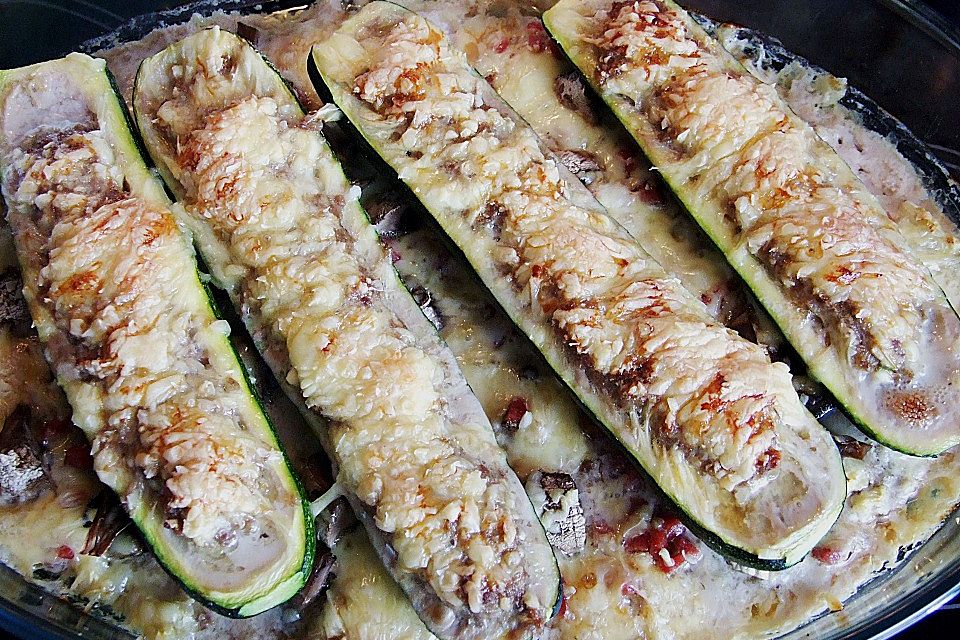 Zucchini gefüllt mit Hackfleisch und Käse überbacken