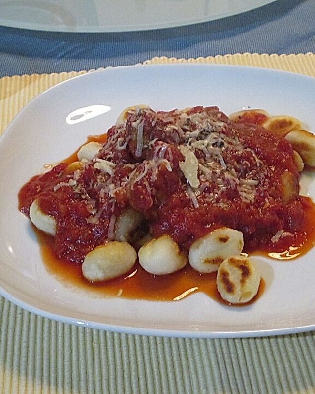 Gnocchi mit Bratwurstbällchen in Tomatensauce