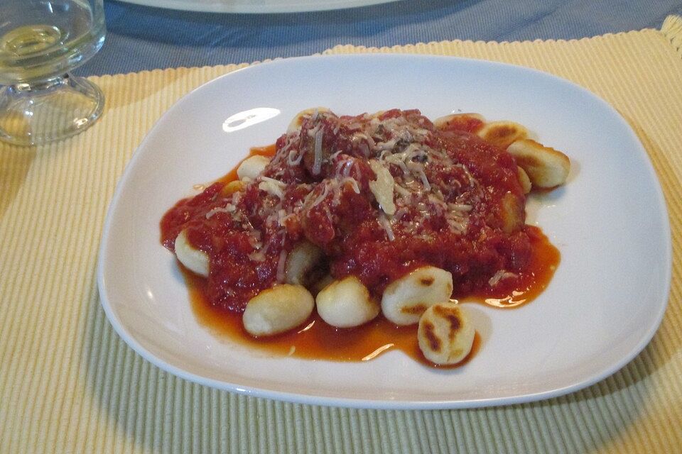 Gnocchi mit Bratwurstbällchen in Tomatensauce