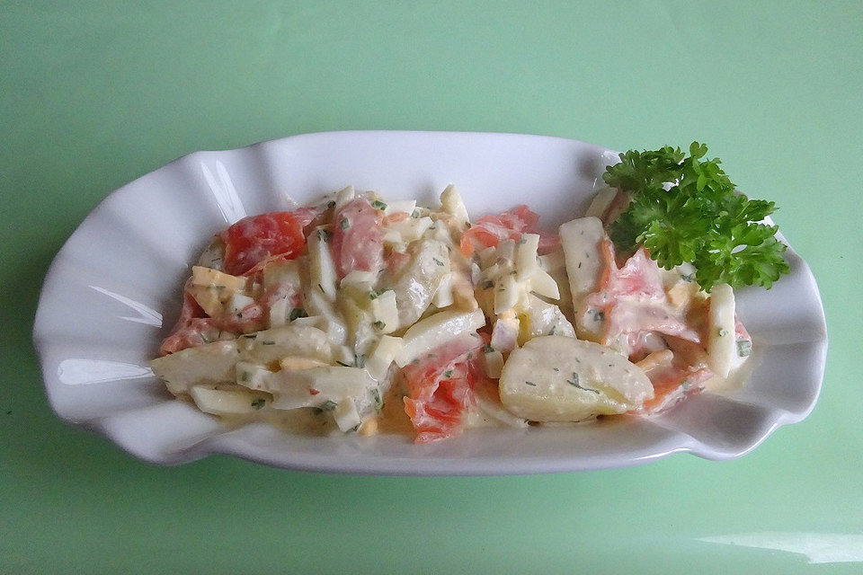 Kartoffelsalat mit Lachs und Ei