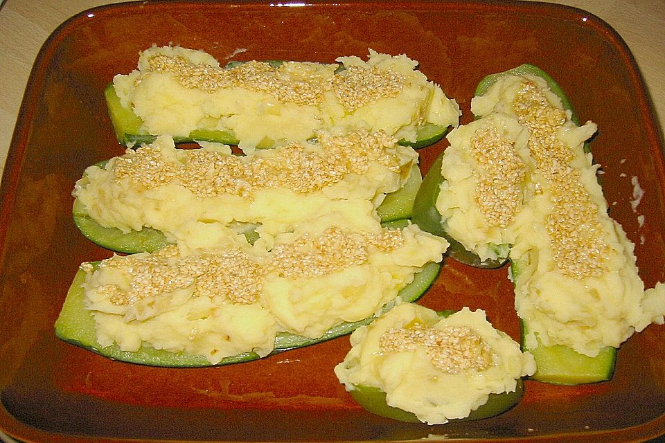 Gefüllte Zucchini mit Kartoffel-Zwiebel-Püree