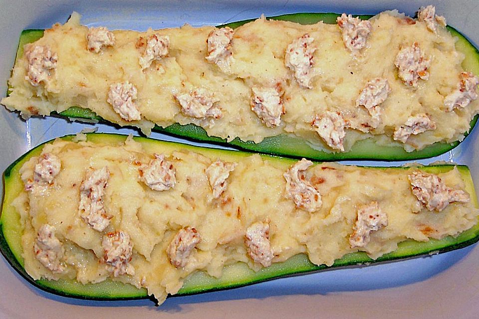 Gefüllte Zucchini mit Kartoffel-Zwiebel-Püree