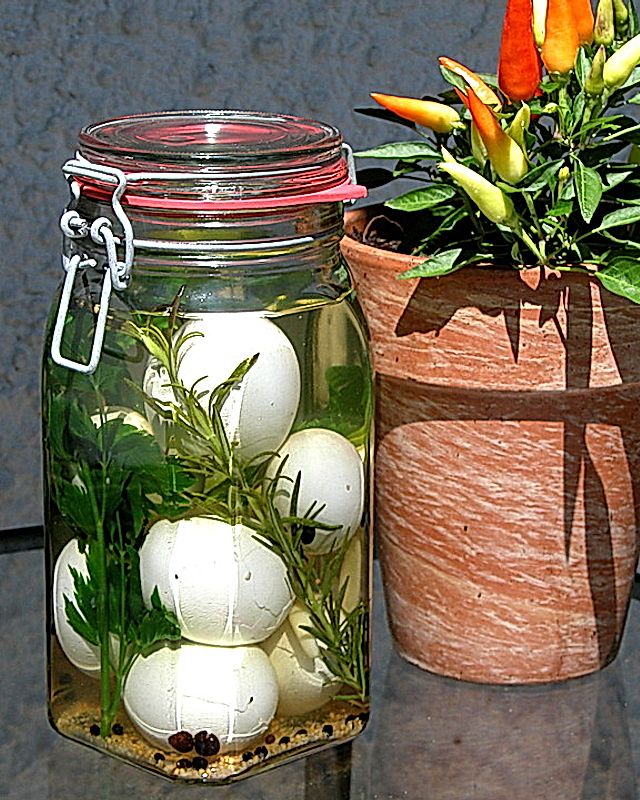 Eingelegte Eier mit Kräutern