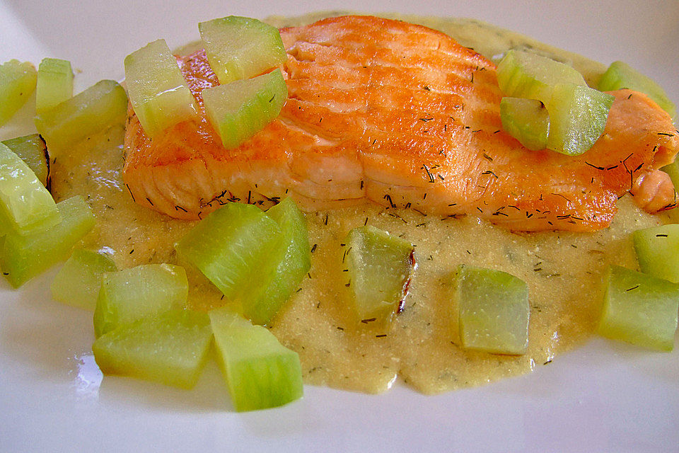 Lachs mit Dillsoße und Gurke