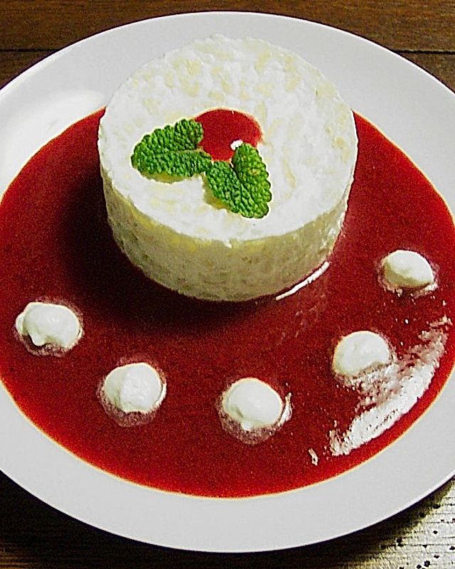 Süße Reiscreme mit Erdbeersauce
