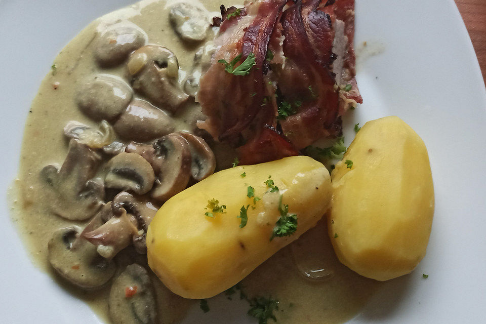 Lende im Speckmantel mit Champignons