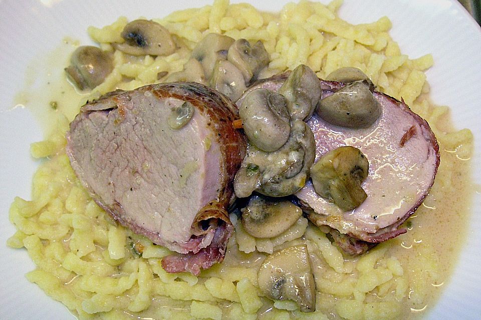 Lende im Speckmantel mit Champignons