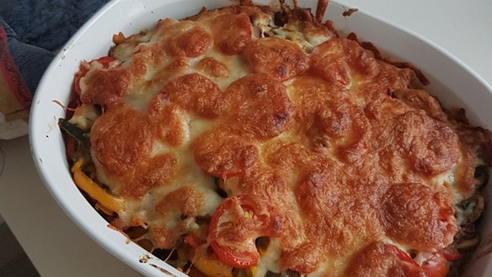 Bunter Gemüseauflauf mit Paprika, Champignons, Schinken und Reis