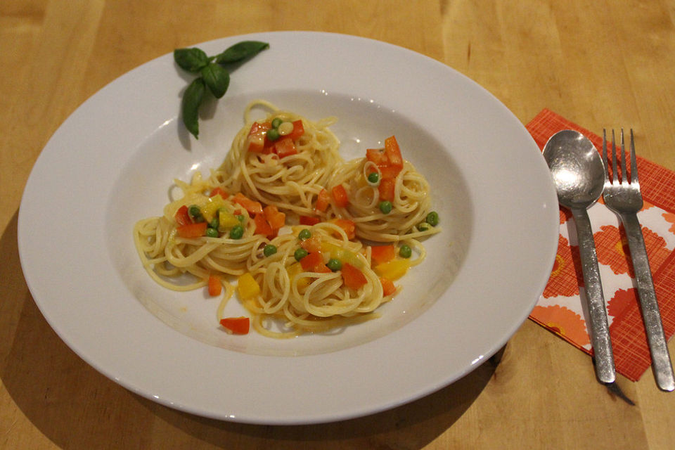 Pasta mit Paprika - Erbsen - Soße