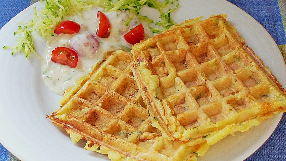 Kleine Zucchini - Kartoffelpuffer mit Joghurt - Kräutersauce von ... Kleine Zucchini - Kartoffelpuffer mit Joghurt - Kräutersauce von ...