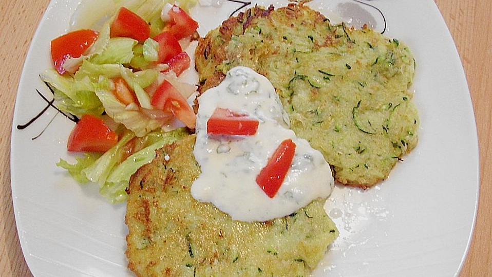 Kleine Zucchini - Kartoffelpuffer mit Joghurt - Kräutersauce von ... Kleine Zucchini - Kartoffelpuffer mit Joghurt - Kräutersauce von ...