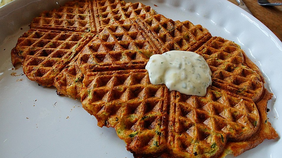 Kleine Zucchini - Kartoffelpuffer mit Joghurt - Kräutersauce von ... Kleine Zucchini - Kartoffelpuffer mit Joghurt - Kräutersauce von ...