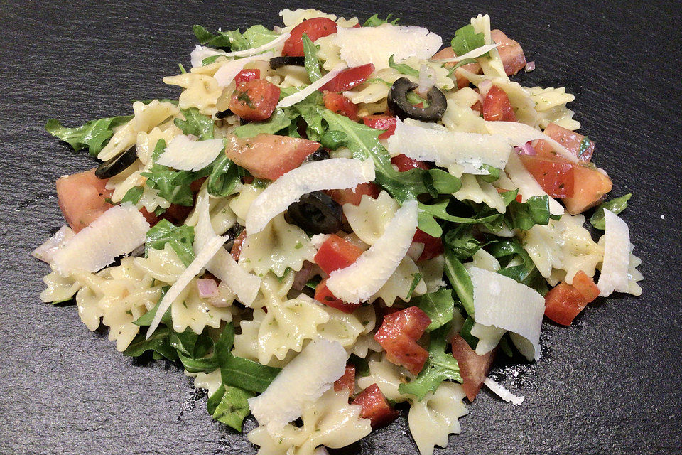 Pastasalat mit Oliven und Rucola