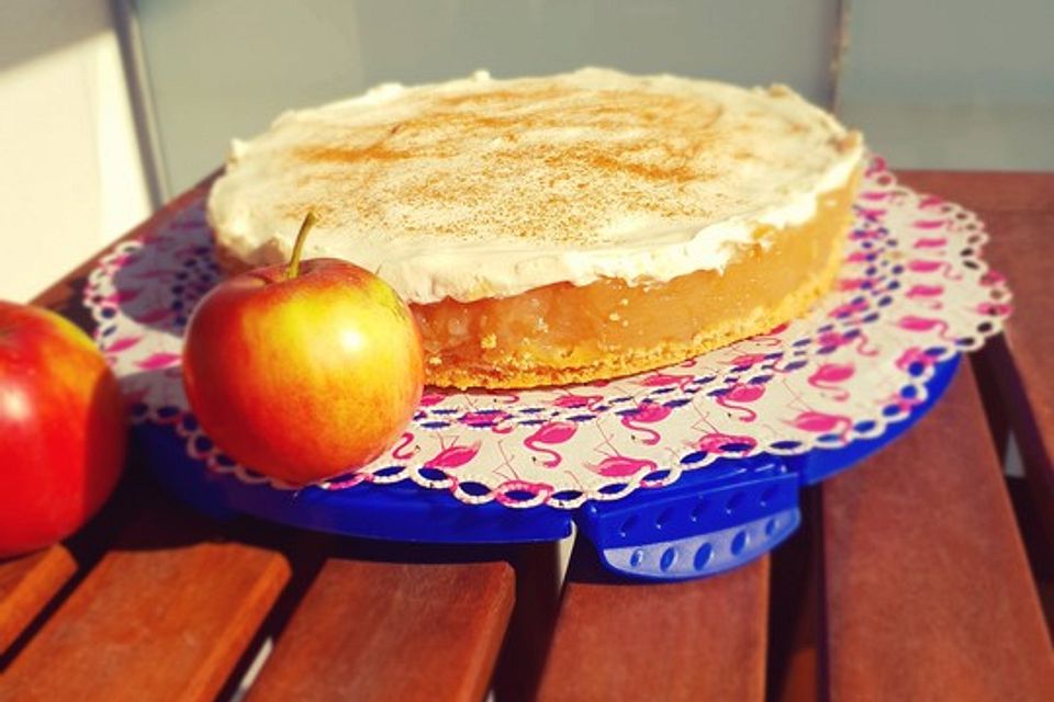 Apfelkuchen mit Sahne - Zimt - Haube