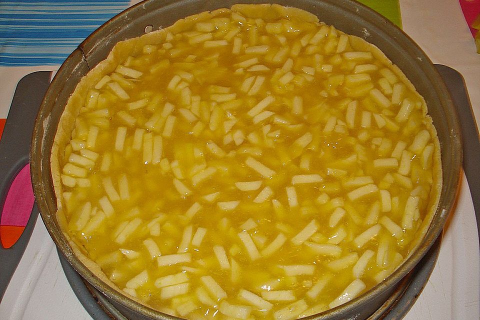 Apfelkuchen mit Sahne - Zimt - Haube