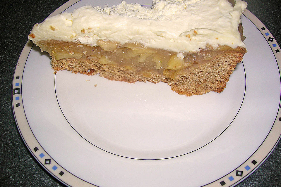 Apfelkuchen mit Sahne - Zimt - Haube