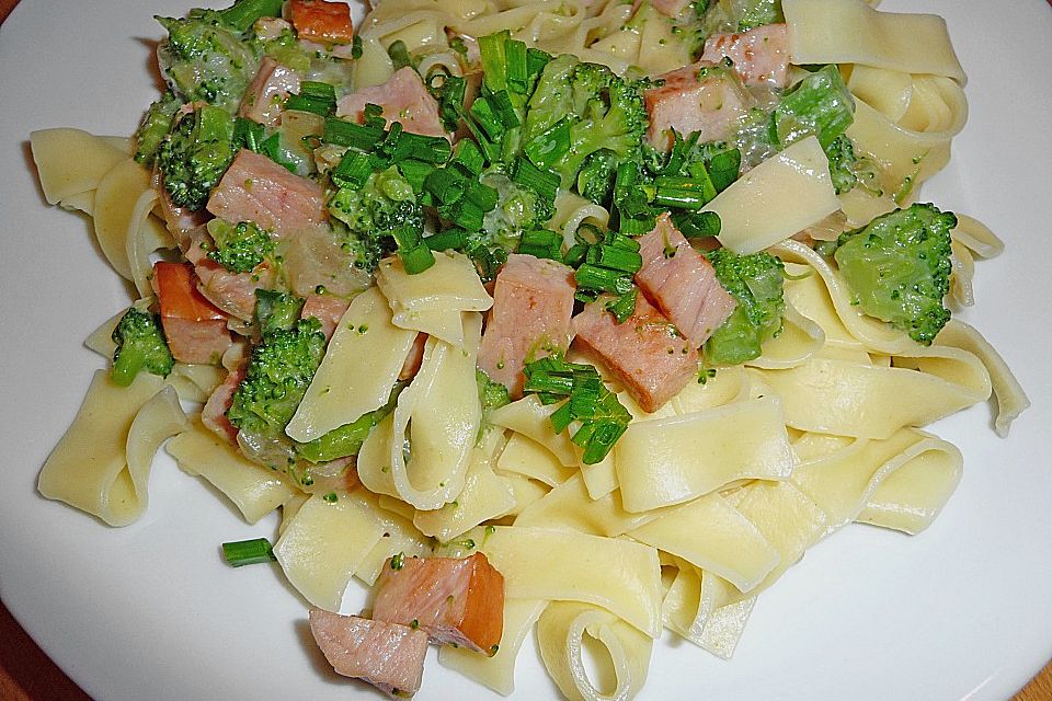 Brokkoli-Pfanne mit Kassler Brokkoli-Pfanne mit Kassler