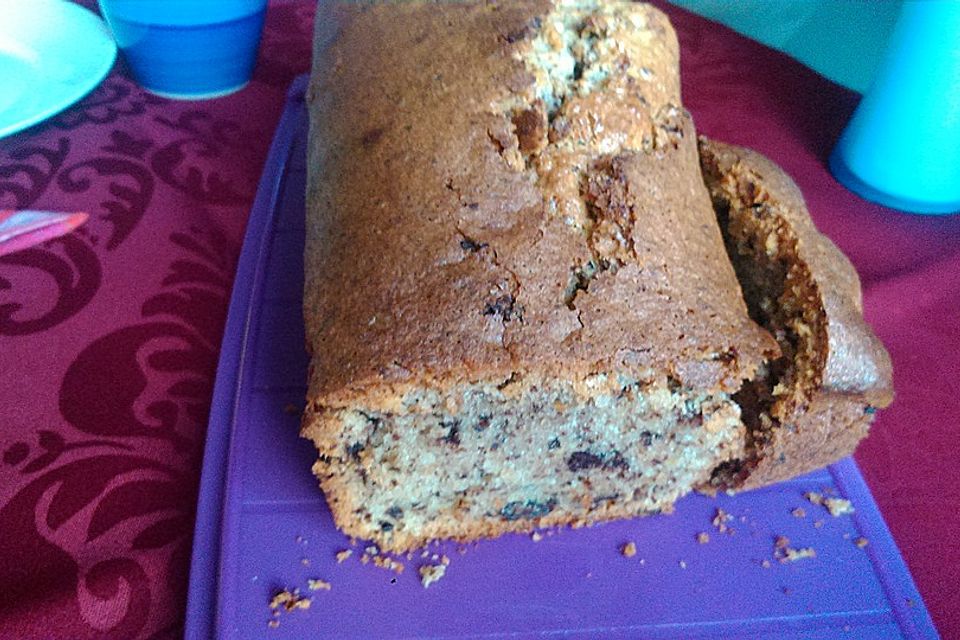 Saftiger Nusskuchen mit Schokolade Saftiger Nusskuchen mit Schokolade