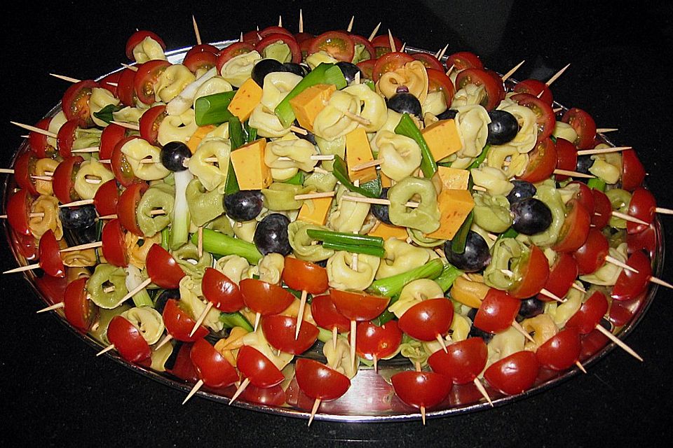 Marinierte Tortellini-Spieße mit Mozzarellabällchen und Cherrytomaten