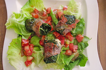 Mangold-Ziegenfrischkäse-Röllchen mit Serranoschinken auf Salat