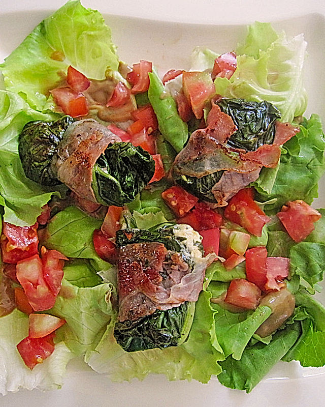 Mangold-Ziegenfrischkäse-Röllchen mit Serranoschinken auf Salat