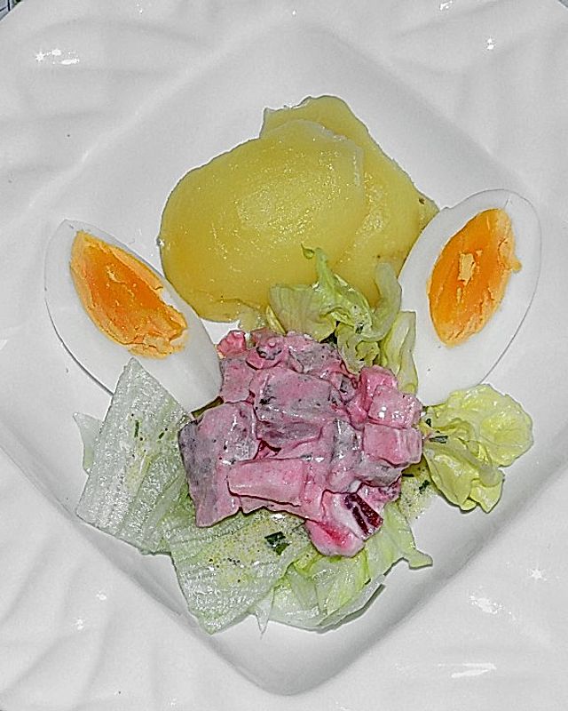Eisbergsalat mit Hering, Rote Bete, Apfel, Kartoffel und Ei