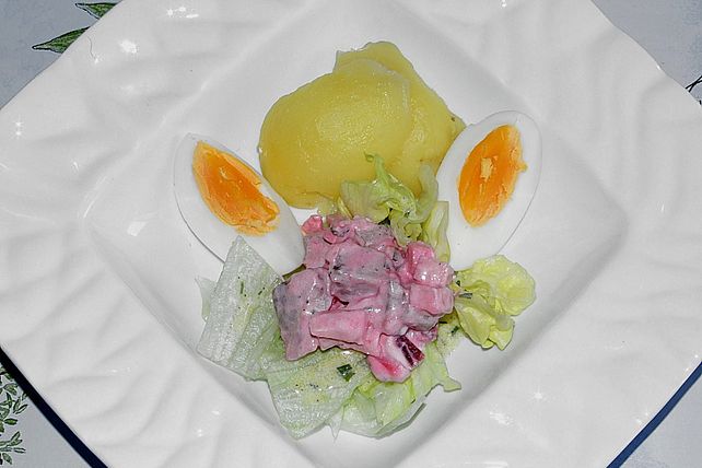 Eisbergsalat mit Hering, Rote Bete, Apfel, Kartoffel und Ei von Hani ...