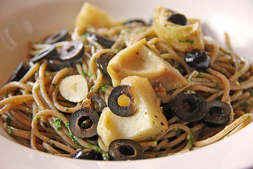 Pesto - Spaghetti mit Artischocken und Oliven