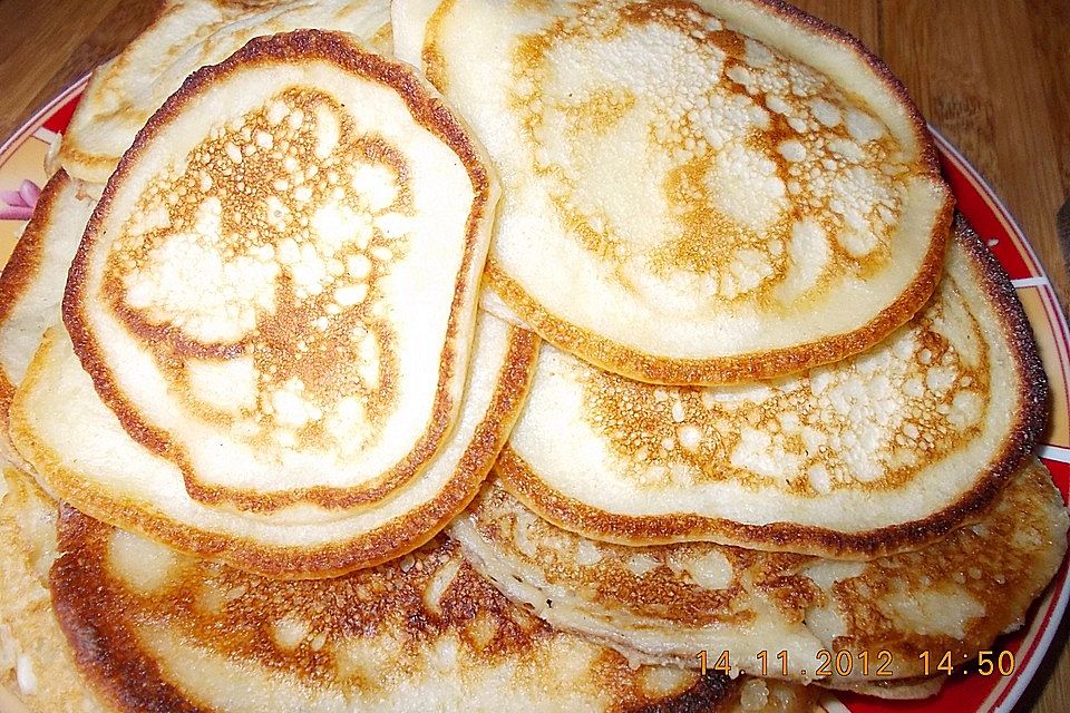 Pancakes mit gedünsteten Äpfeln und Ahornsirup