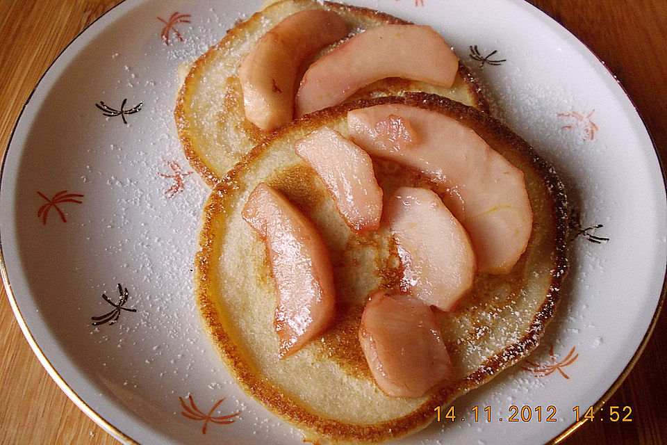 Pancakes mit gedünsteten Äpfeln und Ahornsirup