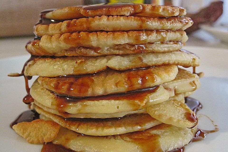 Pancakes mit gedünsteten Äpfeln und Ahornsirup