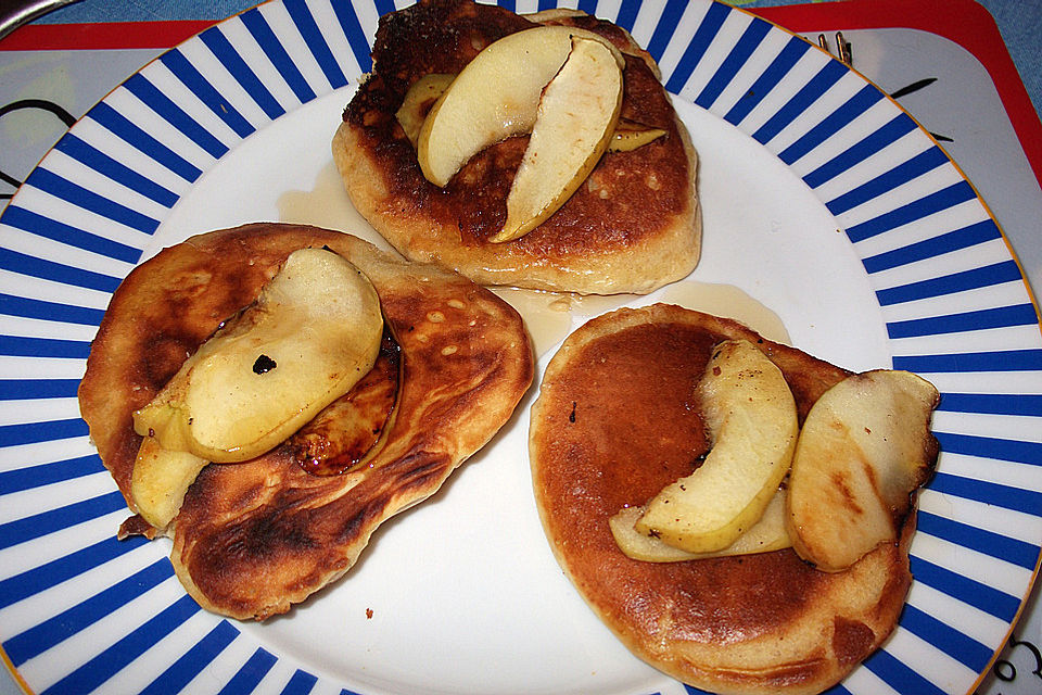 Pancakes mit gedünsteten Äpfeln und Ahornsirup