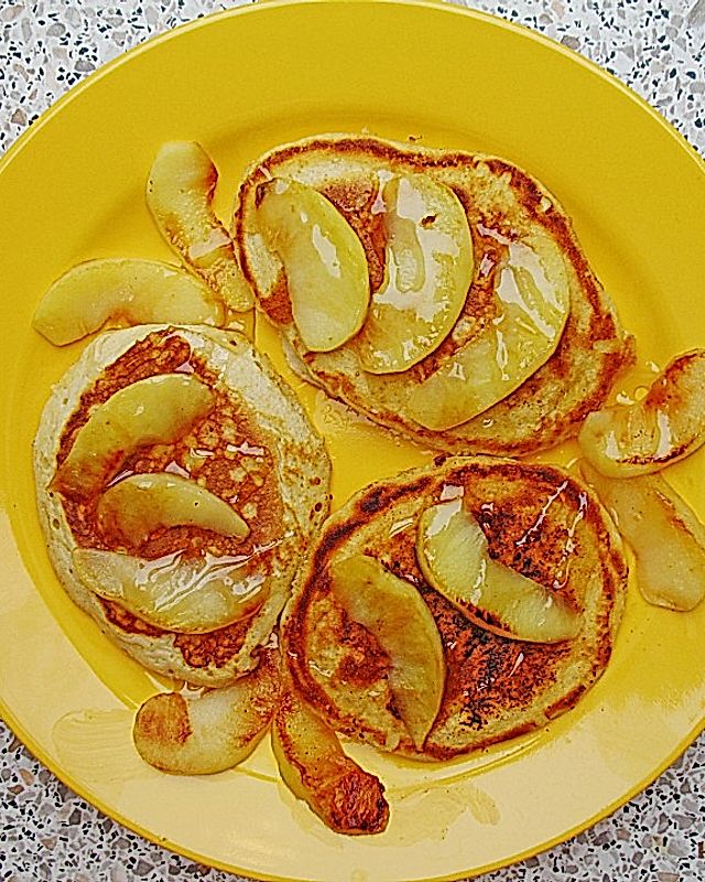 Pancakes mit gedünsteten Äpfeln und Ahornsirup
