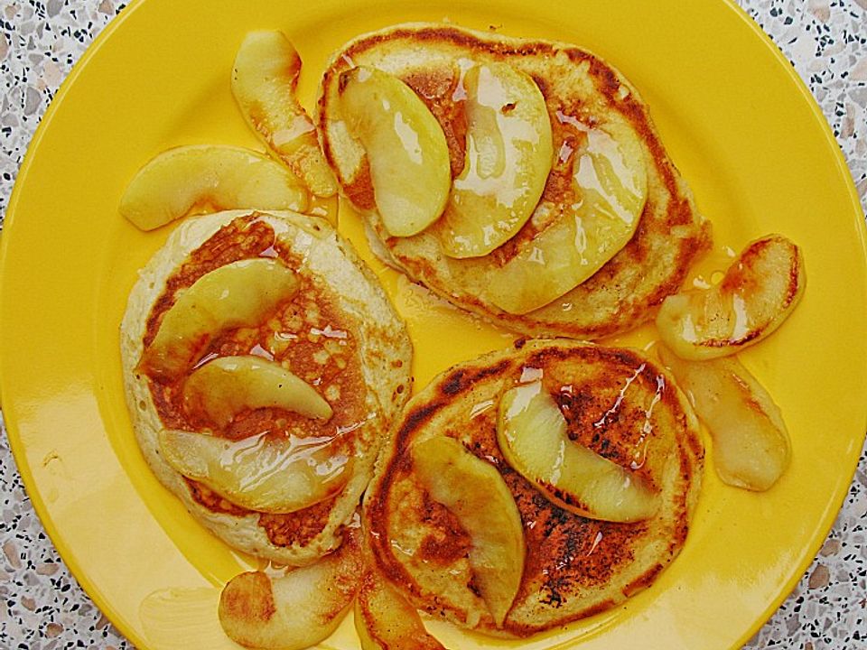 Pancakes mit gedünsteten Äpfeln und Ahornsirup von Baumfrau| Chefkoch