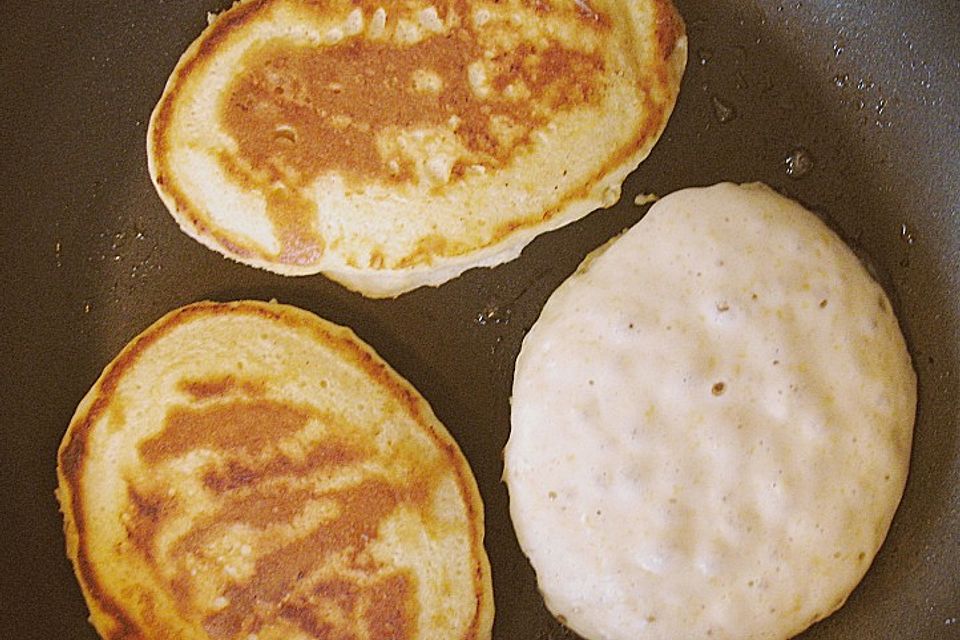 Pancakes mit gedünsteten Äpfeln und Ahornsirup