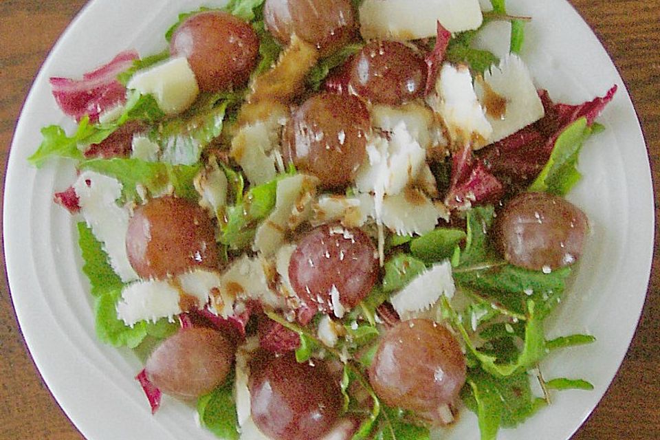 Italienischer Salat mit Rucola und Parmesan