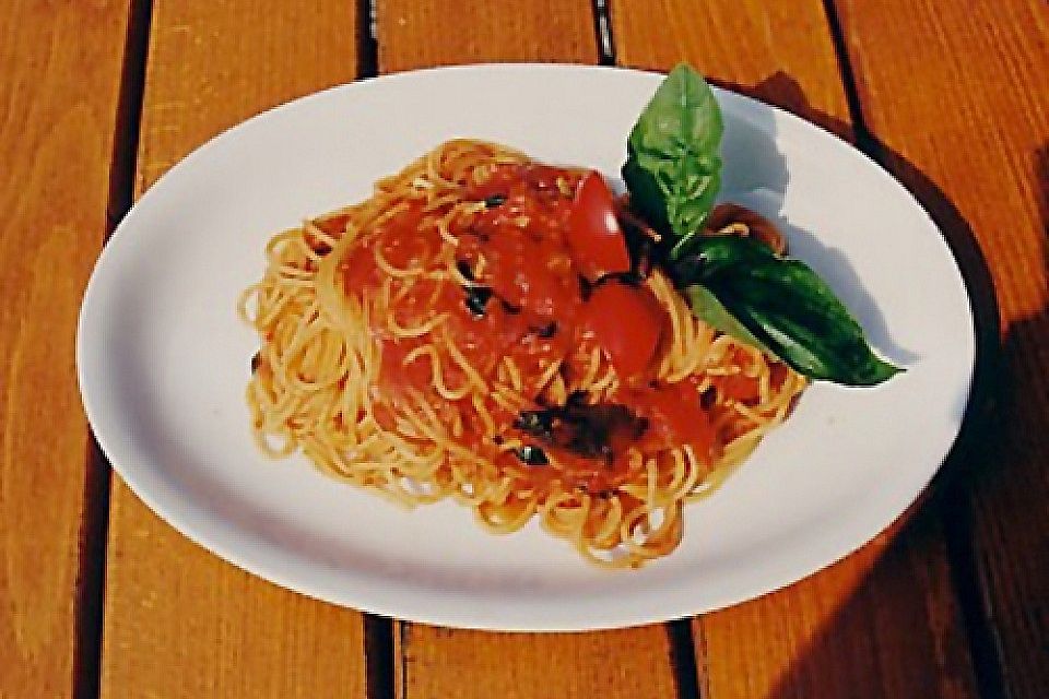 Spaghetti mit Tomatensoße