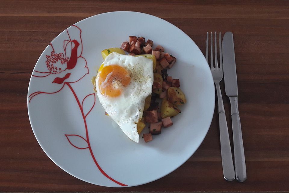 Leberkäse-Kartoffel-Pfanne mit Spiegelei