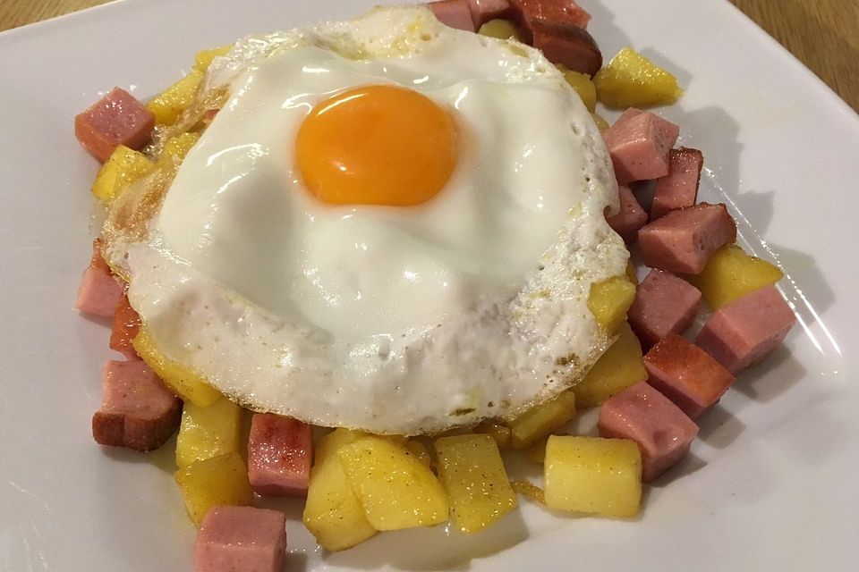 Leberkäse-Kartoffel-Pfanne mit Spiegelei