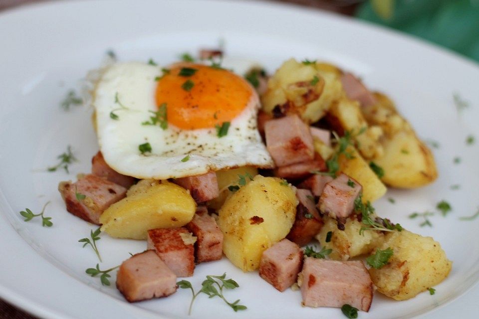 Leberkäse-Kartoffel-Pfanne mit Spiegelei