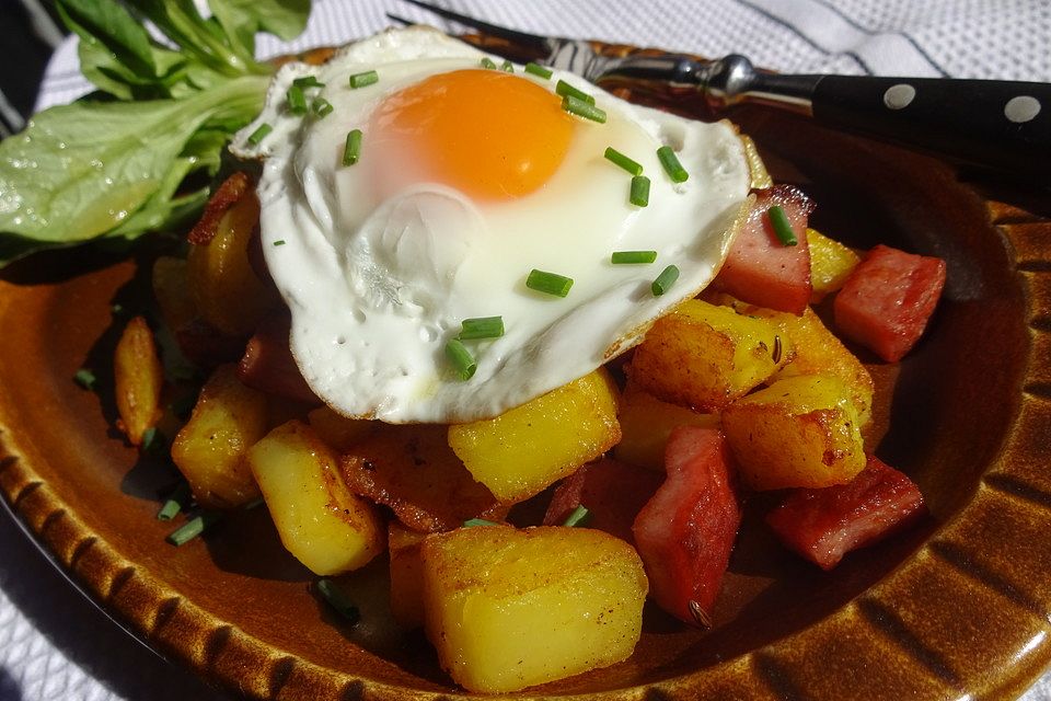 Leberkäse-Kartoffel-Pfanne mit Spiegelei