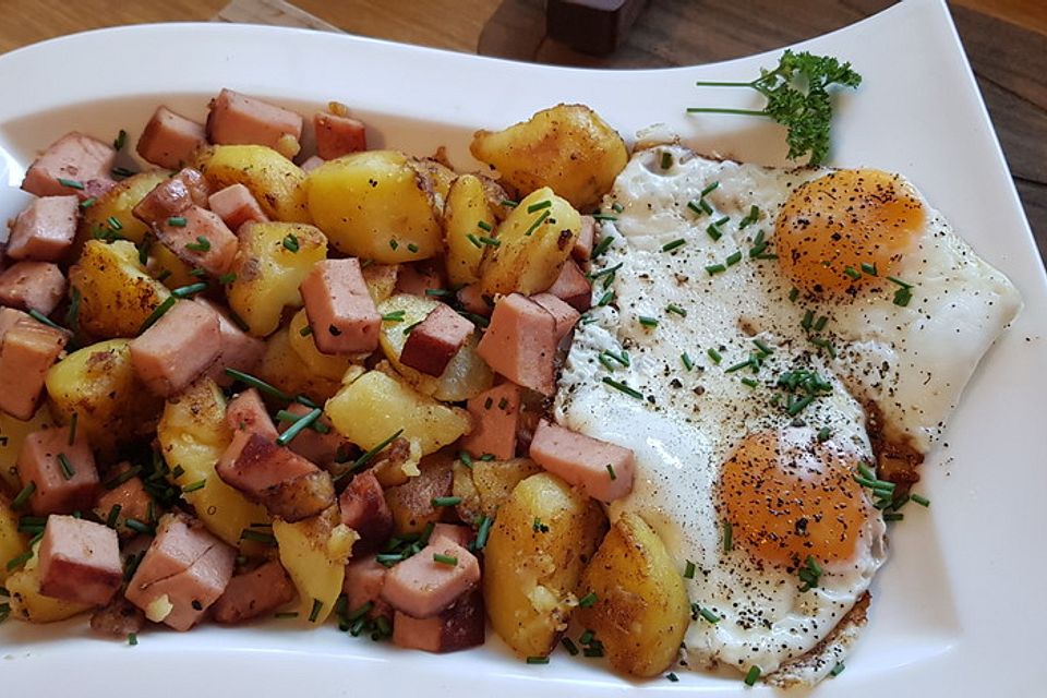 Leberkäse-Kartoffel-Pfanne mit Spiegelei